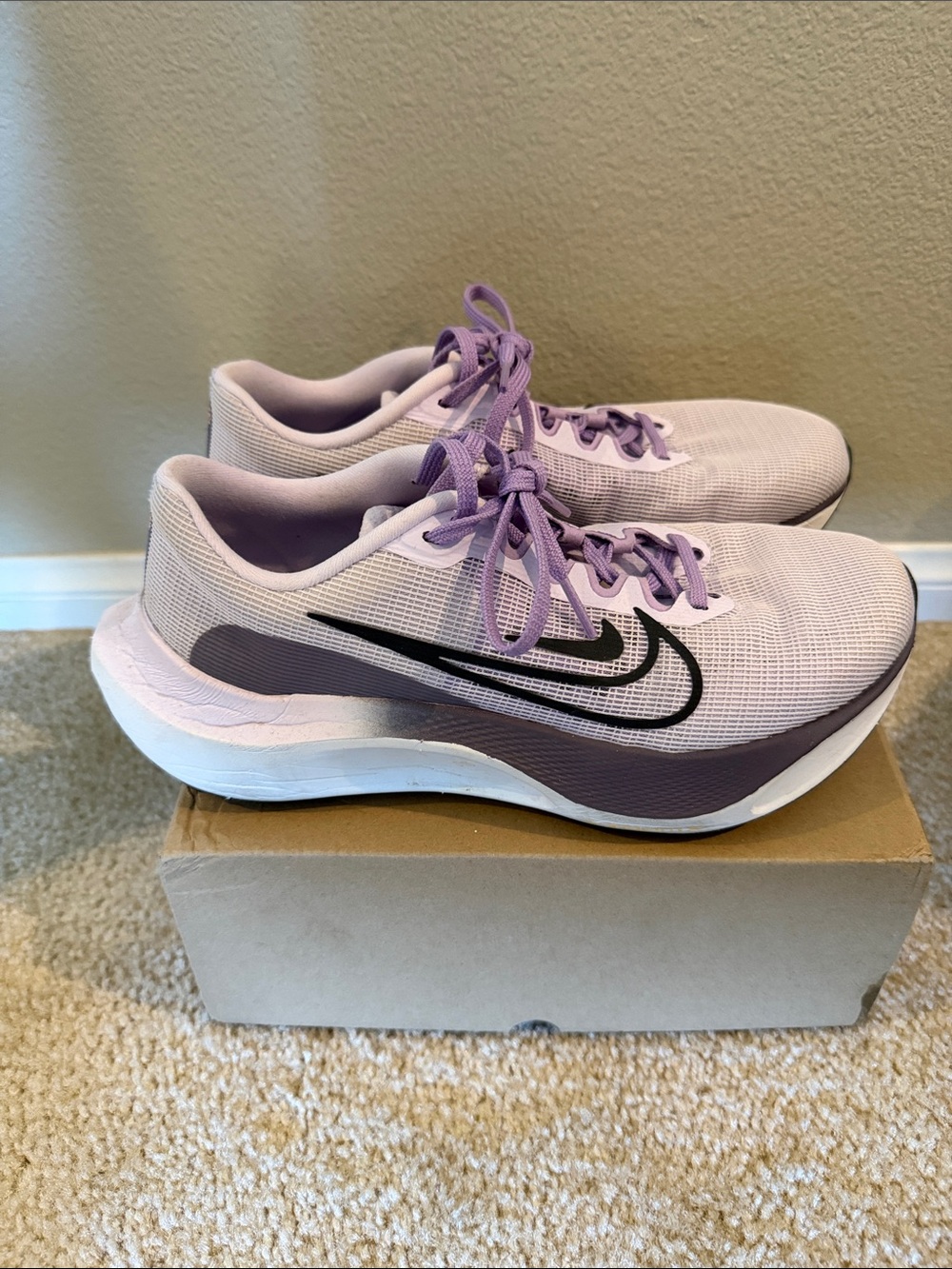 Nike Women's ZoomFly 5 Light Purple Lavender Running Sneakers with Black Swoosh